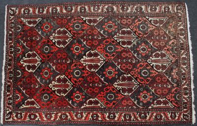 un tapis rouge et noir sur un fond bleu