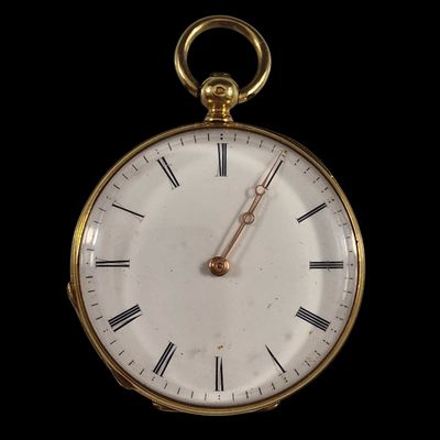 une montre de poche en or avec des chiffres romains sur le cadran