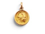 gros plan d'une pièce d'or sur laquelle figure le visage d'un homme
