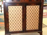une armoire en bois avec des portes vitrées dans un salon