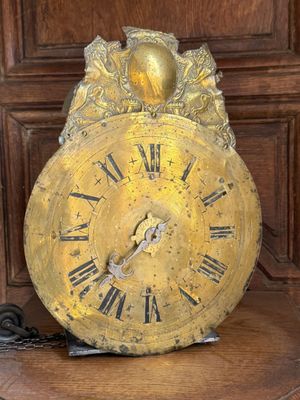 une horloge posée sur une table dans une pièce