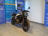 une moto garée dans un showroom