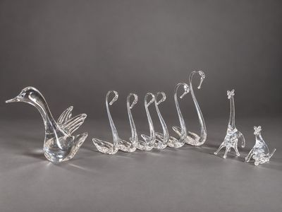 un groupe de cinq oiseaux en verre empilés les uns sur les autres