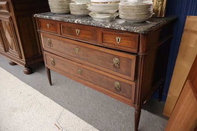 Commode rectangulaire en acajou et placage d’acajou Louis XVI ouv...