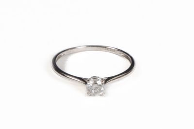 gros plan d'une bague en diamant sur fond blanc