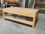 une photo d'un établi dans un garage