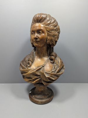 buste en bronze représentant une femme aux cheveux longs, posé sur un socle