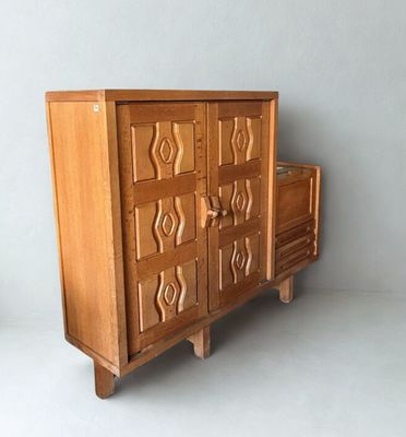 une commode en bois avec des tiroirs et d'autres tiroirs par-dessus