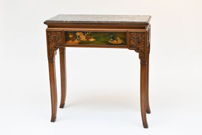 Console en bois sculpté, à décor de fleurs et rinceaux, tiro…