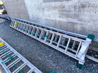 une échelle appuyée contre la façade d'un immeuble