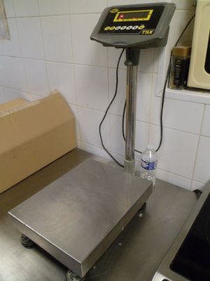 une photo d'une balance posée sur un plan de travail de cuisine