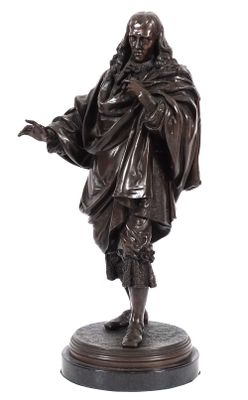 statue en bronze représentant un homme avec un manteau sur la tête