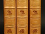 un ensemble de trois livres anciens sur fond noir