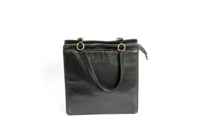 CHANEL Mini cabas en cuir d'agneau noir brodé du logo Chanel… - Photo 1