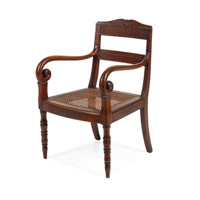 une vieille chaise en bois avec une assise tressée et des accoudoirs