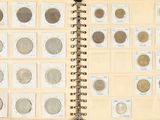 un livre ouvert dans lequel se trouvent plusieurs pièces de monnaie