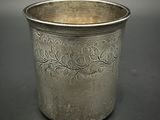 une coupe en argent posée sur une table