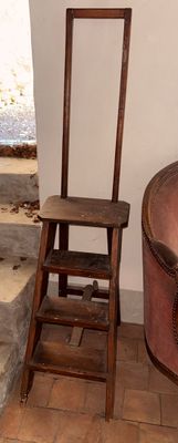 une chaise placée à côté d'une baignoire dans une salle de bains