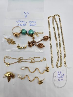 beaucoup de bijoux posés sur une table, accompagnés d'une étiquette de prix
