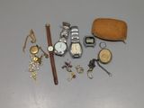 un grand nombre d'objets posés sur une table