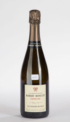 La bouteille de champagne est posée sur la table, prête à être servie.
