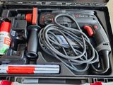 une trousse à outils dans un coffret posé sur une table