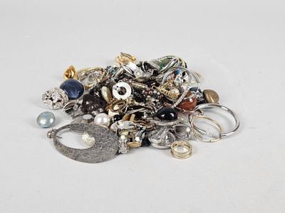 une pile de bijoux assortis sur une surface blanche