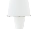 une photo d'une lampe de table blanche surmontée d'un abat-jour blanc