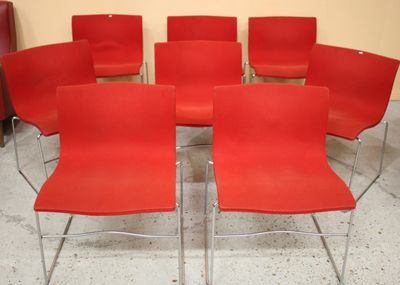 six chaises rouges disposées en cercle par terre