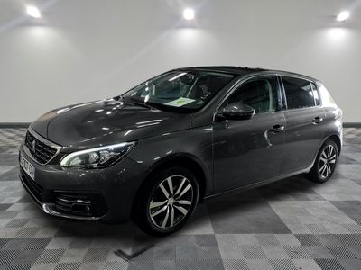 la voiture grise est garée sur un sol en damier dans le garage