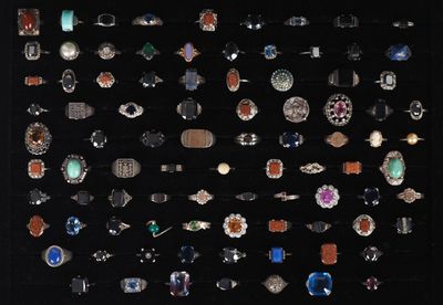 Ecrin contenant 90 différentes bagues et argent et pierres d… - Photo 1