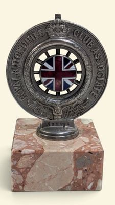 une horloge en argent surmontée d'un drapeau britannique