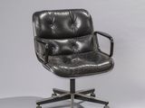 une chaise de bureau dont l'assise est recouverte de cuir noir