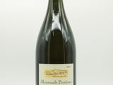 la bouteille de vin est posée sur une surface blanche
