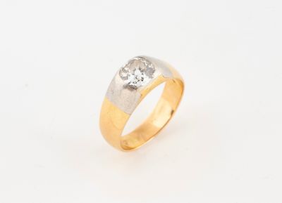 une bague en or et en argent sertie d'un diamant