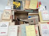 plusieurs livres empilés sur une table
