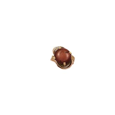 Gros plan sur une bague contenant une pierre