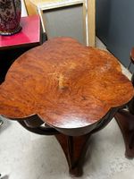 Paire de tables de chevets en placage de noyer à pieds torse… (photo 4)