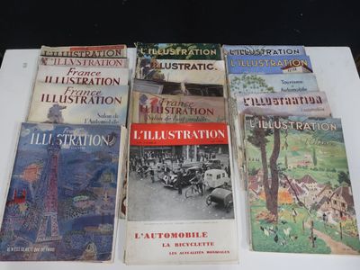 Plusieurs livres sont posés sur une table blanche, sur fond noir.
