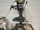une machine posée sur une table dans un garage