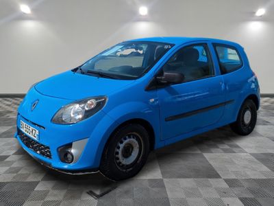 la photo d'une voiture bleue garée dans un garage