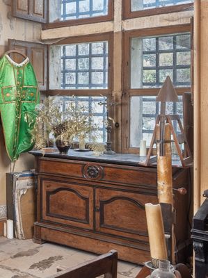 une photo d'un salon avec beaucoup de meubles