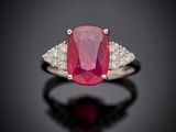 une bague en rubis et diamants