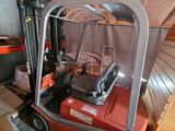 un chariot élévateur rouge équipé d'un siège à l'arrière