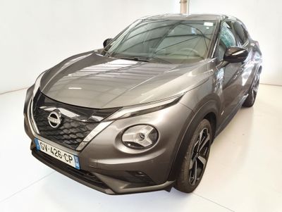 une voiture argentée garée dans une pièce blanche