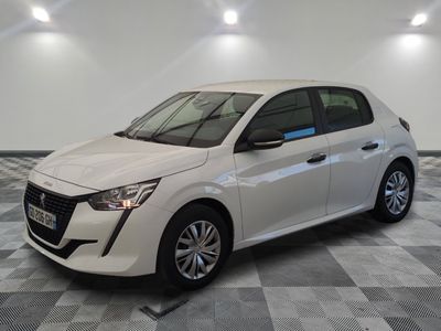 la voiture blanche est garée sur un sol en damier dans le garage