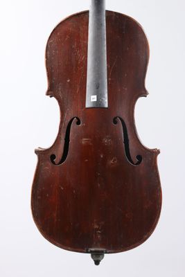 un vieux violon suspendu à une ficelle sur un fond blanc