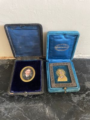 deux petites boîtes bleues sur lesquelles figure l'image d'un homme coiffé d'une couronne