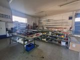 une grande pièce remplie d'outils