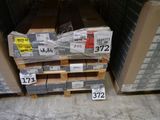 une palette de cartons empilés les uns sur les autres
